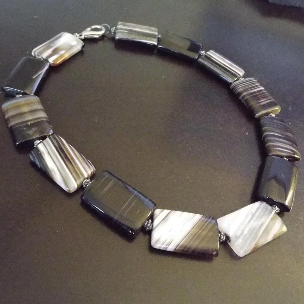 BROWN & BLACK BANDED AGATE BEVELED STONE RECTANGLES 139 GR. 18" L. NECKLACE 73